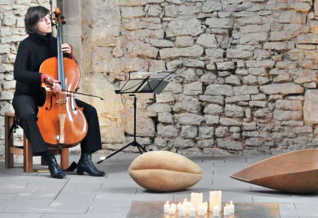 Cellistin beim Konzert in der Wintringer Kapelle