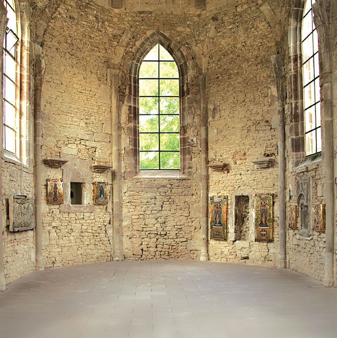 Ausgestellte Kunstwerke an den Innenwänden der Wintringer Kapelle