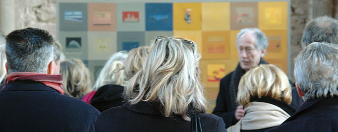 Besucher vor ausgestelltem Werk in der Wintringer Kapelle