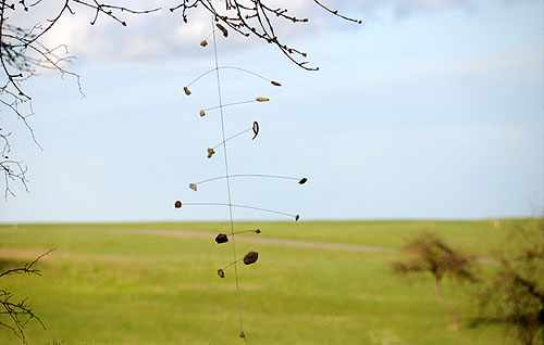 Mobile an einem Baum mit blauem Horizont
