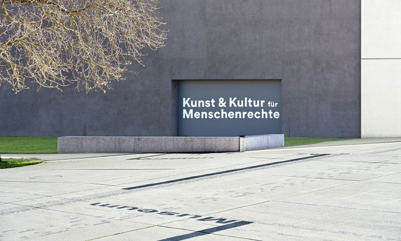 Saarlandmuseum – Moderne Galerie, Fassade, Reaktion auf den Krieg in der Ukraine, 2022