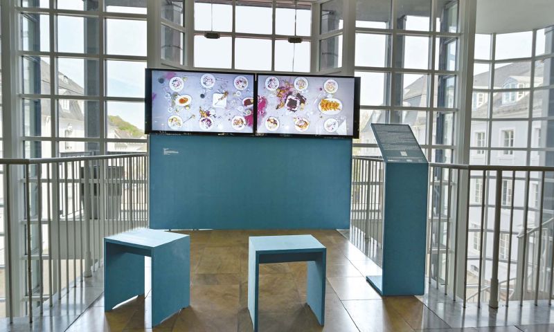 Pia Maria Martin, À table, 2 Kanal Projektion, 2013, Installationsansicht im Saarbrücker Schloss anlässlich der Ausstellung „Zu Tisch! Die Kunst des guten Geschmacks in der Alten Sammlung des Saarlandmuseums, 2022