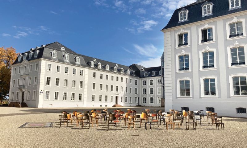 Saarbrücker Schloss, Schlossplatz, Installation der Künstlergruppe „Wegener & Zintel“ anlässlich des 80. Jahrestages der Deportationen von jüdischen Menschen aus Südwestdeutschland in das Lager Gurs, 2020