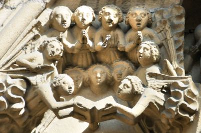 Chor der Engel im Tympanon des Münsters zu Thann, Theobalduskirche (14.–16. Jh.)